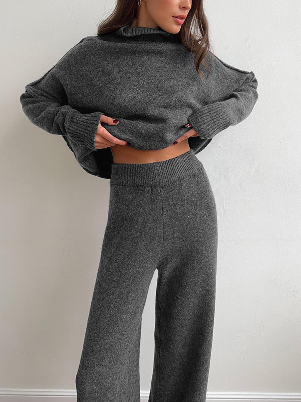 Single-colored turtleneck knitted pants set